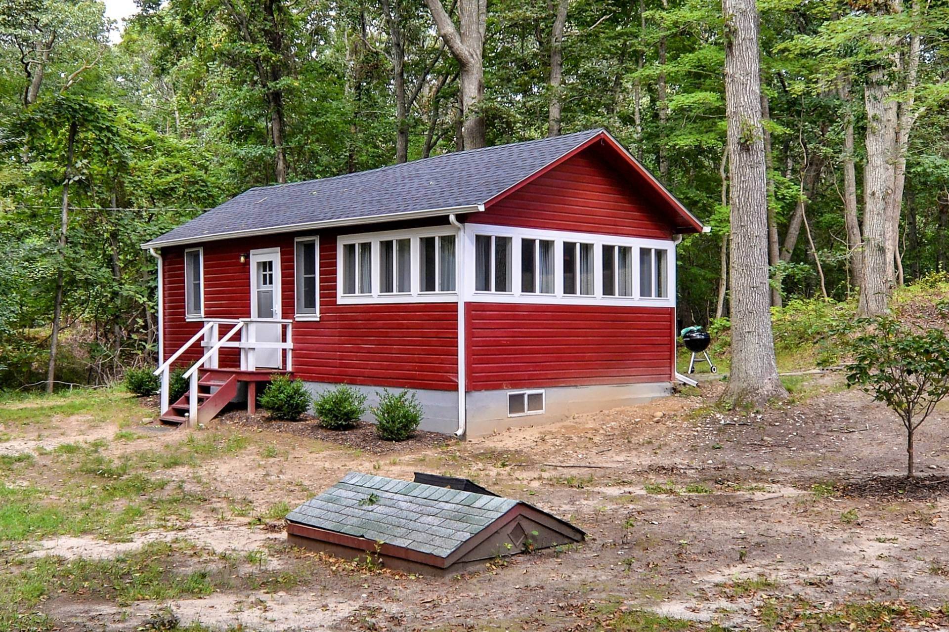 2. Single Family Homes at Summer Beach Cottage On Shelter Island Shelter Island, NY 11963