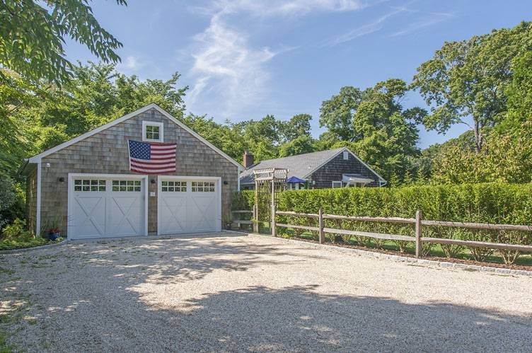 8. Single Family Homes at Immaculate Two Bedroom Close To East Hampton Village East Hampton, NY 11937
