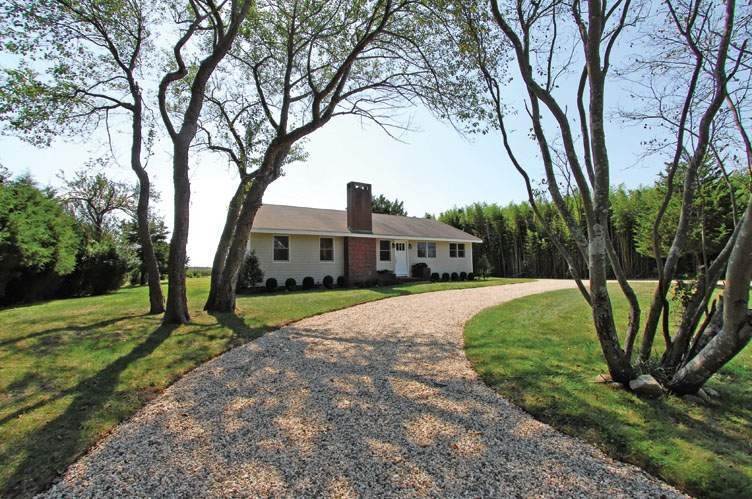 2. Single Family Homes at Wades Beach Chic Cottage On The Dunes Shelter Island, NY 11964
